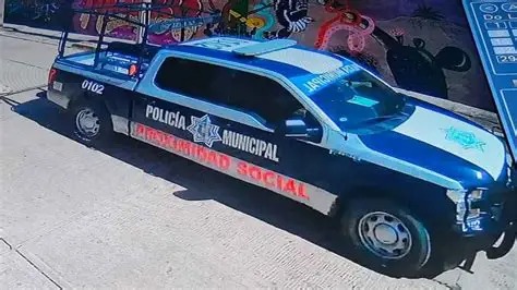 Hombre termina tras las rejas por intentar agredir a policía