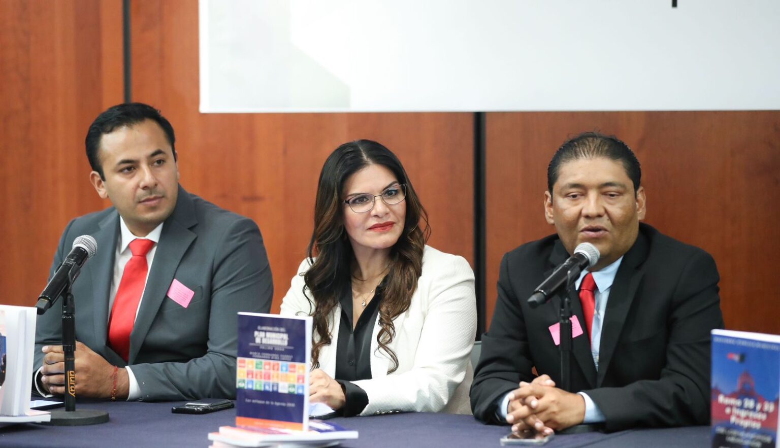 Impacto de los Libros del oaxaqueño Felipe Valdivieso Vega, tanto en gobierno municipal como en las sociedades civiles.
